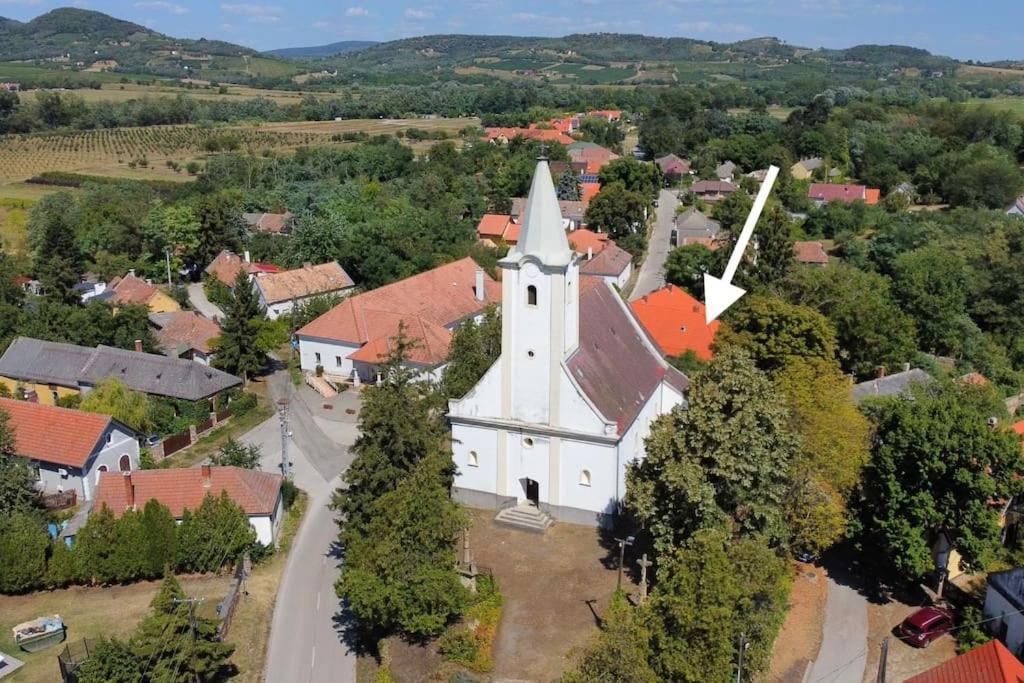 Parokia Apartman Es Coworking A Balaton Mellett Kaptalantoti Buitenkant foto