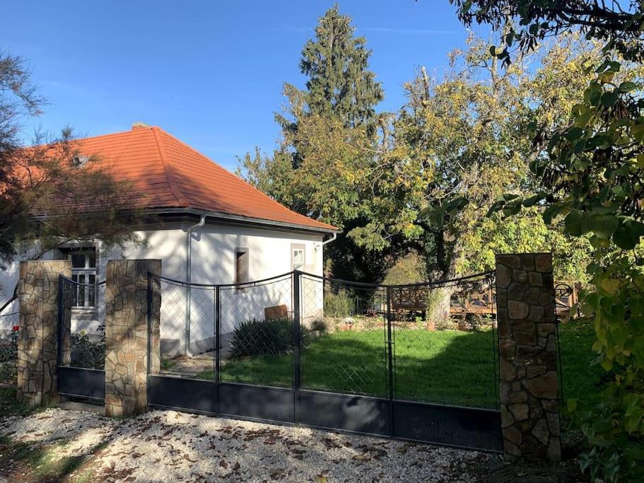 Parokia Apartman Es Coworking A Balaton Mellett Kaptalantoti Buitenkant foto